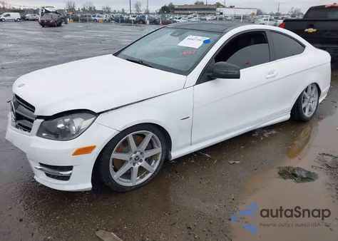 2013 Mercedes-Benz C 250 z USA, uszkodzony, nr VIN WDDGJ4HB4DF968846